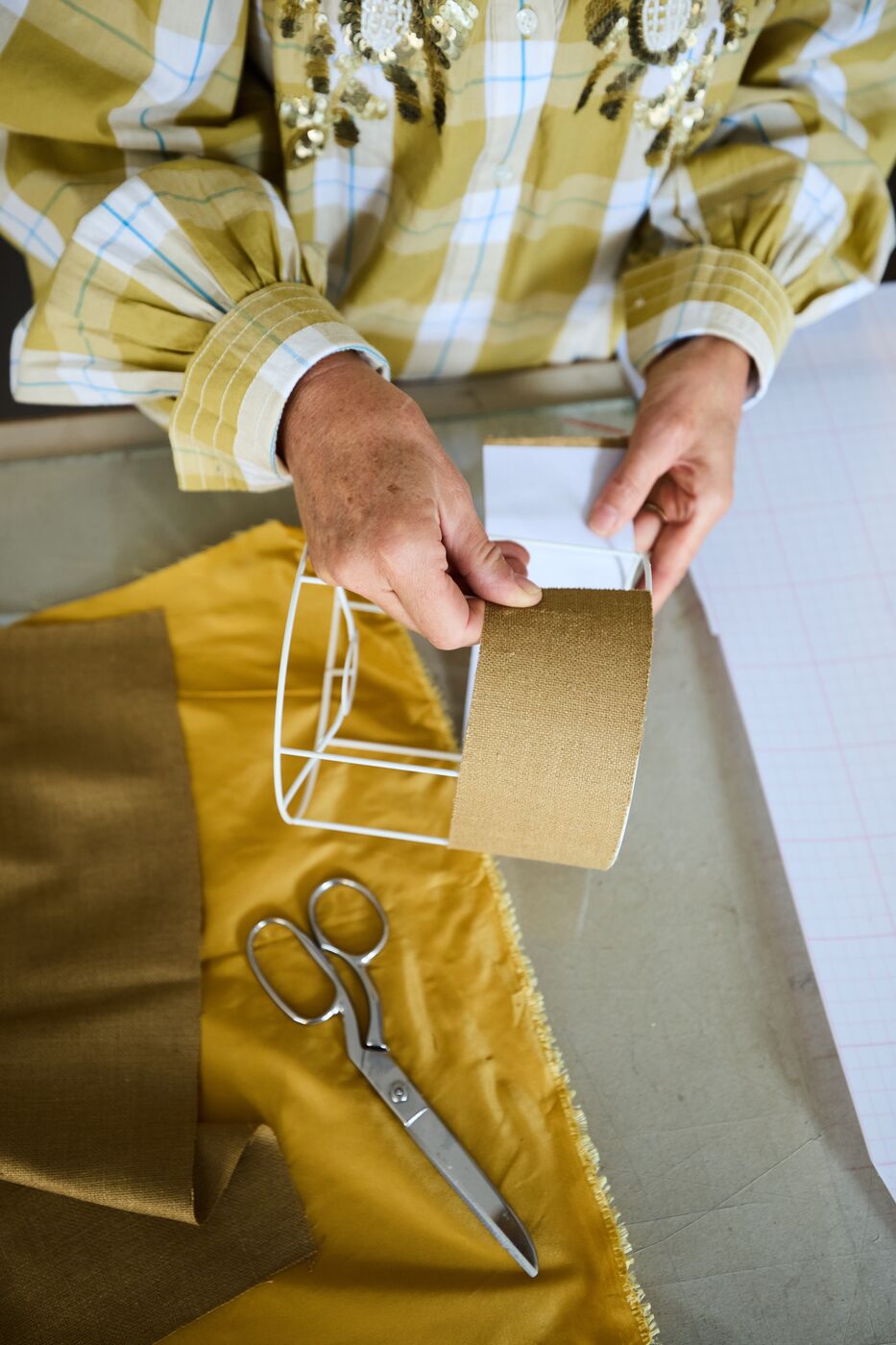 Coupe d'un tissu à l'atelier, gabarit et ciseaux